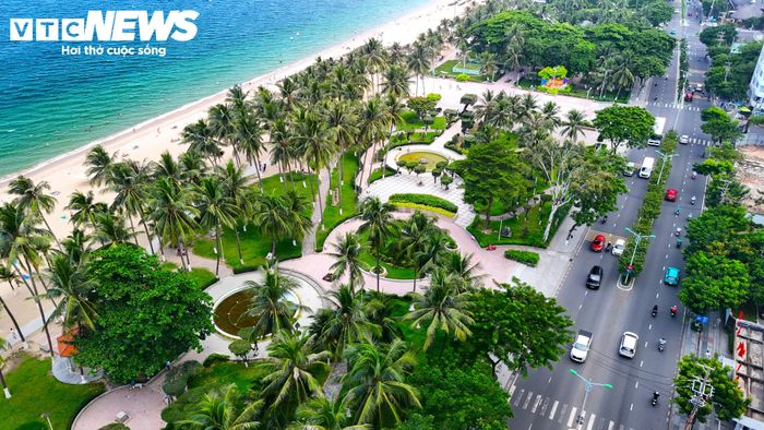 Dọc bãi biển Nha Trang, không gian xanh phủ khắp tạo nên khung cảnh dễ chịu, mát mẻ quanh năm khiến nhiều du khách thích thú.