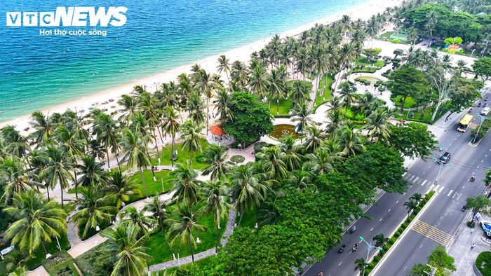 Khu nghỉ dưỡng Evason Ana Mandara trước đây chiếm khoảng 400m bờ biển Trần Phú. Năm 2022, tỉnh Khánh Hòa thu hồi 28.000m² đất và 10.000m² mặt biển để phục vụ cộng đồng. Hiện các công trình cũ đã được tháo dỡ. Khu vực này đang được quy hoạch thành không gian ven biển hiện đại, thông thoáng.