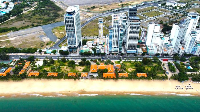 Trước kia, nhiều đoạn bờ biển bị các công trình án ngữ, cản trở tầm nhìn ra biển.