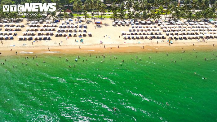 Nha Trang có bờ biển dài, cát trắng và nước biển xanh màu ngọc bích khiến du khách thích thú.
