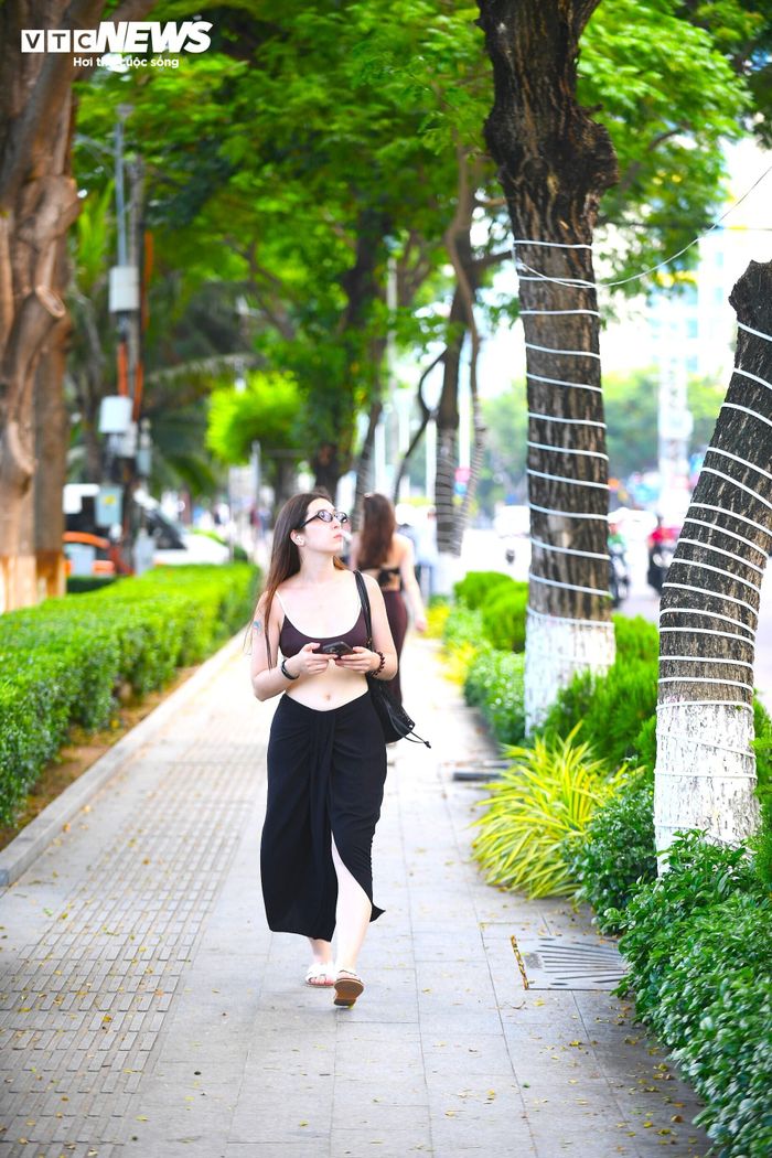 Chị Anna (du khách Nga) cho biết: “Dọc bãi biển Nha Trang có không gian rất tuyệt vời. Ở đây có nhiều cây xanh và hiện tại rất thoáng mát. Tôi thường đi bộ và tắm biển mỗi ngày. Cảm giác rất thoải mái. Tôi yêu nơi này”.