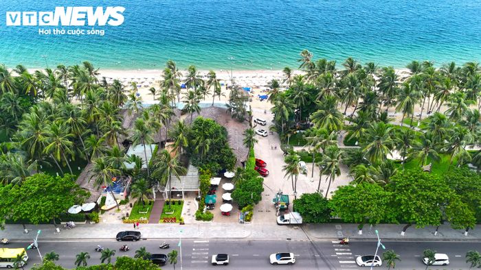 Hai nhà hàng ven biển Sailing Club (phải) và Louisiane. Cuối năm 2025, phường Nha Trang thông báo thu hồi khoảng 7.000 m2 đất do hết thời hạn thuê.