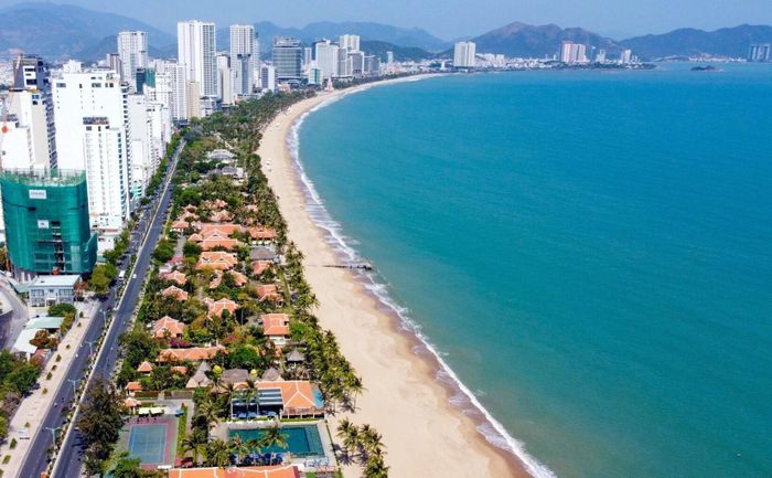 Trước đây, tính từ danh thắng Hòn Chồng đến di tích lầu Bảo Đại (khoảng 10 km) có khoảng 9 công trình, dự án chắn ngang phía đông bờ biển Nha Trang. Trong ảnh là khu nghỉ mát Evason Ana Madara ở phía đông đường Trần Phú, TP Nha Trang (cũ). Resort được xây dựng từ năm 1995, nằm trải dài 400 m đường bờ biển.