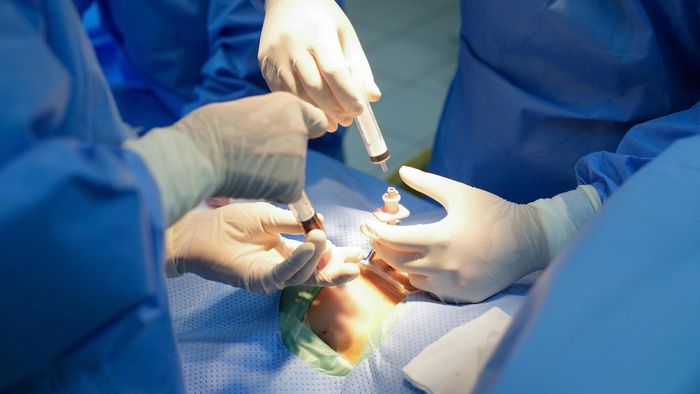 Các bác sĩ tại Bệnh viện Trung ương Huế đang thực hiện ghép tuỷ cho bệnh nhi P.T.M.H
