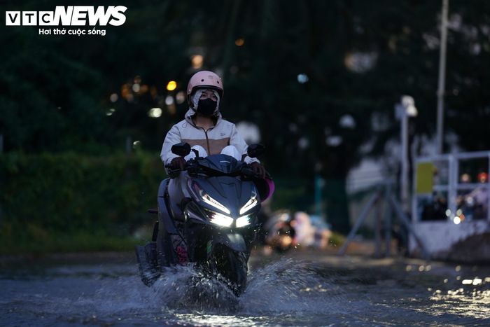 Đến khoảng 18h30, nước bắt đầu rút, việc đi lại của người dân dần trở lại bình thường.