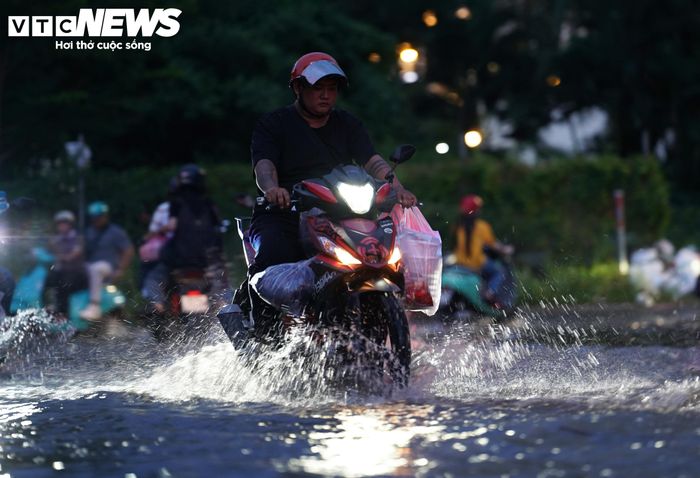 Theo người dân, tuyến đường phía sau Trung tâm thương mại SC VivoCity có địa hình trũng thấp nên mỗi khi triều cường đạt đỉnh, khu vực này thường bị ngập. Nước phủ kín mặt đường khiến người đi lại khó phân biệt đâu là đường, đâu là vỉa hè.