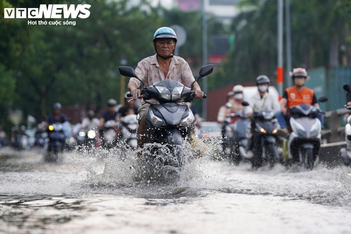 Ông Nguyễn Văn Thuận (ngụ phường Tân Mỹ) cho biết khu vực dưới chân cầu Phú Mỹ được xem là “rốn ngập”, cứ mưa hoặc triều cường là người dân lại phải bì bõm trong dòng nước. “Hên nay trời không mưa, chứ nếu mưa mà gặp triều cường thì chỉ có dắt bộ về nhà”, ông Thuận nói.