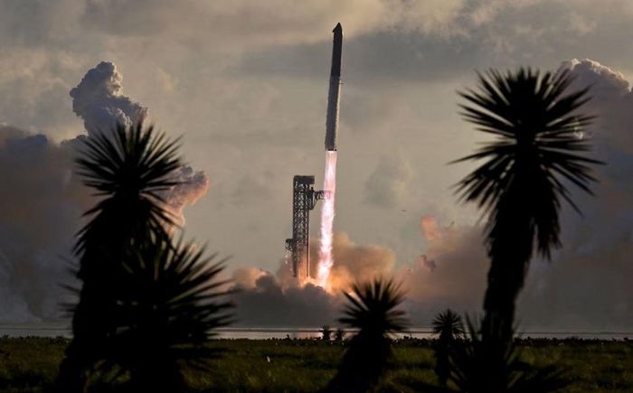 Tàu vũ trụ Starship và tên lửa đẩy Super Heavy v3 của SpaceX cất cánh tại khu phóng ở Starbase, Texas, Mỹ, ngày 28/9. (Ảnh: Reuters)
