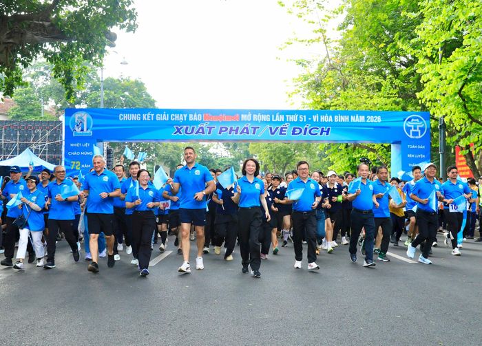 Các đồng chí lãnh đạo Trung ương và thành phố Hà Nội cùng các đại biểu, khách quốc tế, vận động viên chạy hưởng ứng chung kết Giải chạy Báo Hànộimới mở rộng lần thứ 51 - Vì hòa bình năm 2026. Ảnh: VIẾT THÀNH