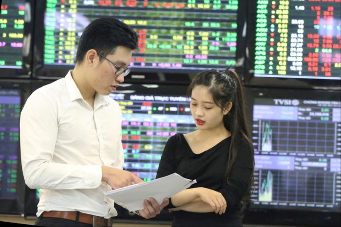 Nhà đầu tư giao dịch tại một sàn chứng khoán ở Hà Nội. Ảnh: PHẠM HÙNG