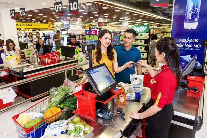 Người tiêu dùng ngày càng yên tâm với các sản phẩm hàng hóa tại siêu thị.