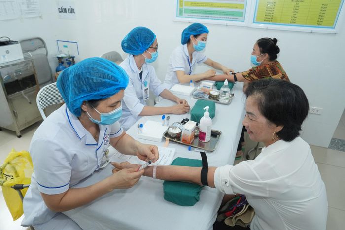 Cán bộ, nhân viên Trung tâm y tế xã Mê Linh, Hà Nội chăm sóc sức khỏe cho nhân dân. Ảnh: PHẠM HÙNG