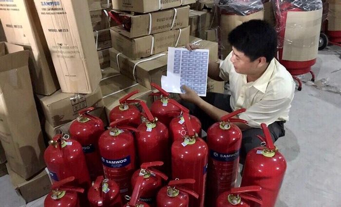 Người dân nên lựa chọn sản phẩm bình cứu hỏa có chứng nhận kiểm định chất lượng. Ảnh: THỊNH QUANG