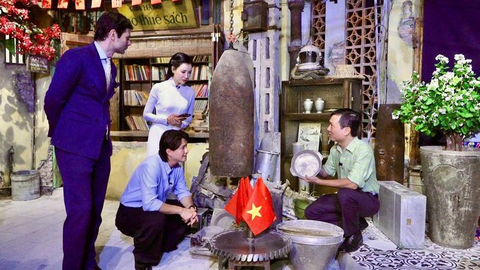 Phó Chủ tịch UBND phường Ba Đình Nguyễn Dân Huy (bên phải) giới thiệu về các vật phẩm được tái chế từ vỏ bom, đạn đã qua xử lý. Ảnh: PV