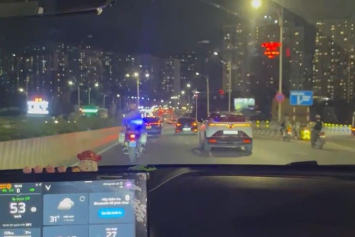 Phương tiện được hướng dẫn vượt qua làn xe đông đúc. Ảnh: Đức Tuấn