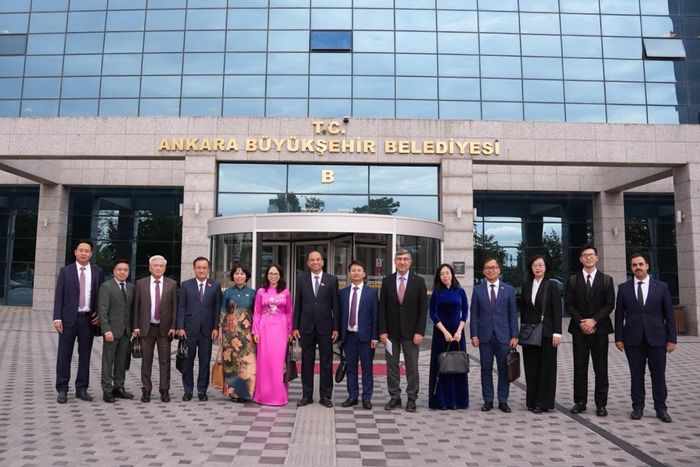 Đoàn làm việc chuyên đề với cơ quan chuyên môn Chính quyền thành phố Ankara. Ảnh: HĐND