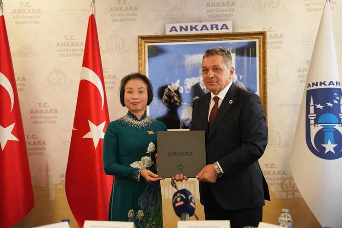 Phó Chủ tịch HĐND Thành phố Phạm Thị Thanh Mai và Phó Thị trưởng Thủ đô Ankara Faruk Köylüoğlu trao quà lưu niệm. Ảnh: HĐND