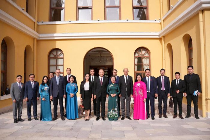 Đoàn đại biểu thành phố Hà Nội chụp ảnh lưu niệm với Chính quyền thành phố Istanbul. Ảnh: HĐND