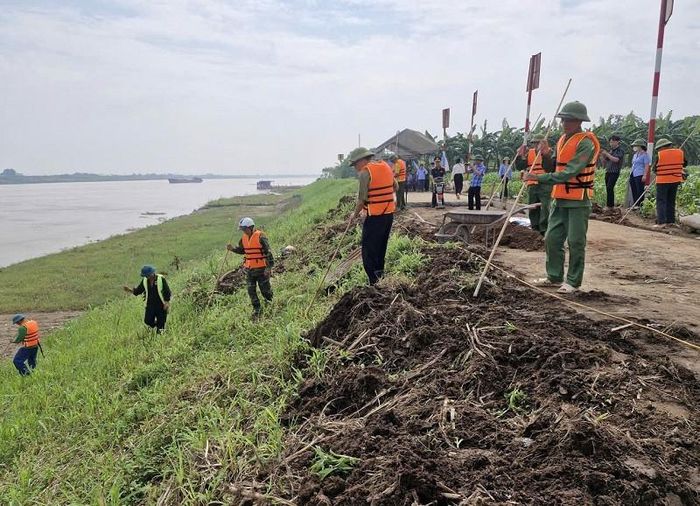 Xã Phú Xuyên phối hợp với Hạt Quản lý đê số 6 và các cơ quan, đơn vị liên quan tổ chức thực hành diễn tập tuần tra, canh gác, ứng cứu hộ đê và tìm kiếm cứu nạn năm 2026. Ảnh: PV