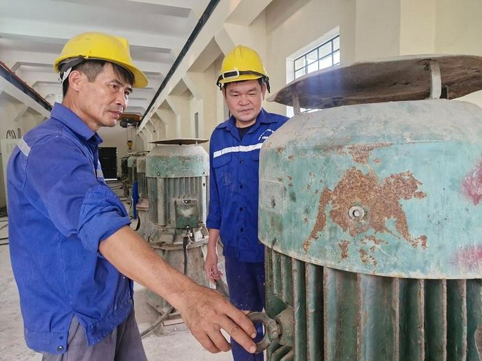 Cán bộ, nhân viên Trạm bơm Nam Liên tăng cường kiểm tra, đảm bảo vận hành các tổ máy an toàn, hiệu quả. Ảnh: PV