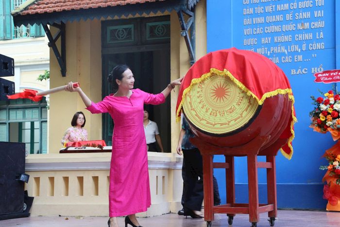 Nhà giáo Nguyễn Thị Thu Hà, Hiệu trưởng Trường THCS Trưng Vương đánh trống khai mạc Cúp Daesang "Hiền tài đấu trí" 2026. Ảnh: PV