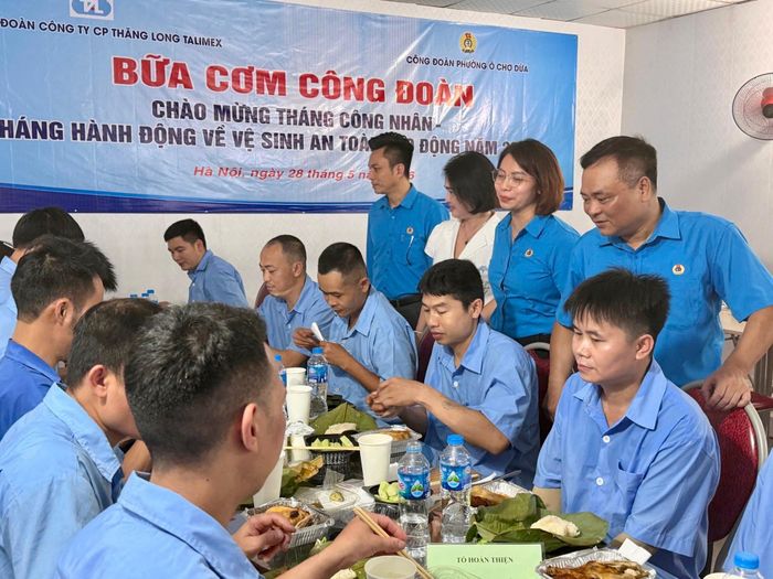 Cán bộ Công đoàn phường Ô Chợ Dừa thăm hỏi, động viên công nhân Công ty cổ phần Thăng Long Talimex tại chương trình “Bữa cơm Công đoàn”. Ảnh: H.Duy