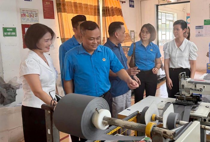 Cán bộ Công đoàn phường Ô Chợ Dừa tìm hiểu hoạt động sản xuất tại doanh nghiệp. Ảnh: H.Duy