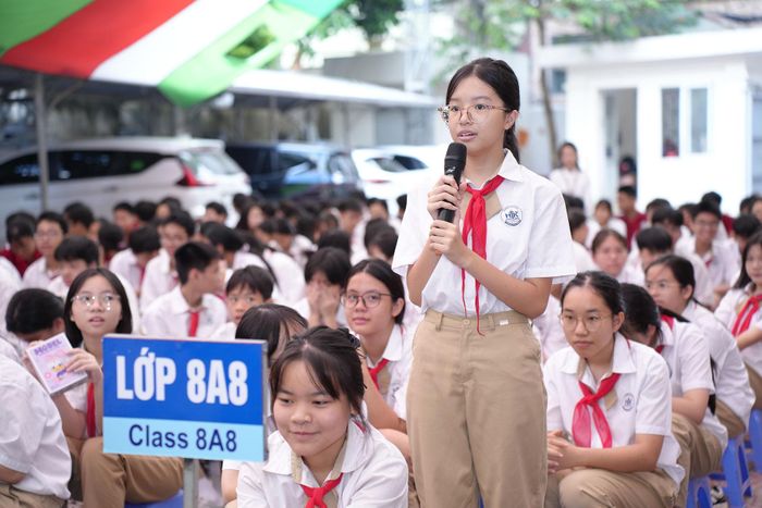 Học sinh trường TH - THCS Huỳnh Thúc Kháng tham gia tìm hiểu về người chí sĩ yêu nước Huỳnh Thúc Kháng cũng như ý nghĩa tên ngôi trường đầy tự hào. Ảnh: Phạm Mạnh