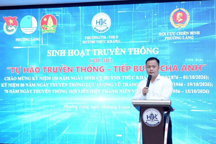 Ông Nguyễn Trung Kiên, Hiệu trưởng Trường TH - THCS Huỳnh Thúc Kháng chia sẻ về ý nghĩa tên trường cũng như niềm tự hào khi nhà trường được đặt tên theo người chí sĩ yêu nước. Ảnh: Phạm Mạnh
