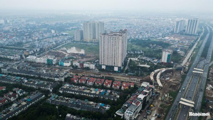 Những đoạn hầm hở, hầm kín và đường dẫn đang được thi công nối tiếp nhau. Phần kết cấu bê tông đã xuất hiện tại nhiều vị trí, tạo nên diện mạo rõ nét của tuyến hầm.