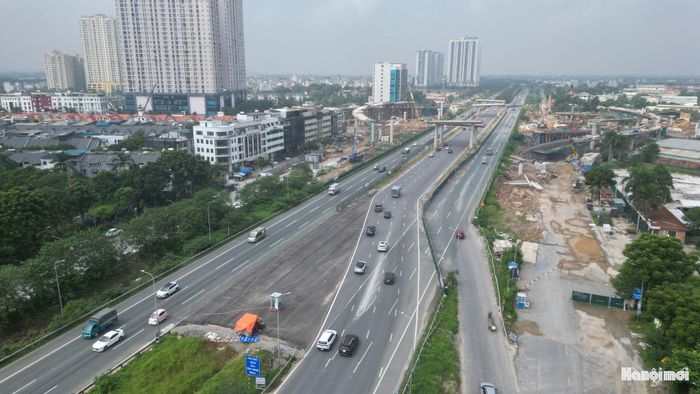 Đại lộ Thăng Long là trục giao thông quan trọng kết nối khu vực trung tâm với phía Tây Hà Nội. Những trụ cầu đã hoàn thiện một phần đang chờ các bước thi công tiếp theo. Khi hệ thống dầm được lắp đặt, hình dáng các nhánh cầu sẽ tiếp tục rõ nét hơn.