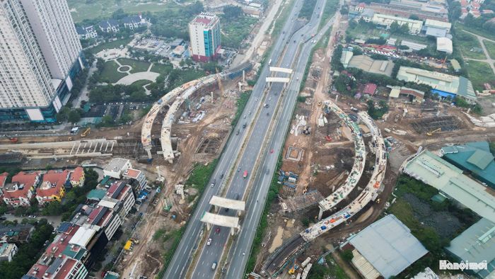 Cùng với đó, các trụ cầu lớn vươn lên tại nhiều vị trí. Đây là phần kết cấu chuẩn bị cho hệ thống cầu nhánh vượt qua các tuyến đường hiện hữu.