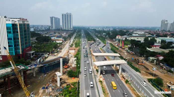Những đường cong của các nhánh cầu bắt đầu tạo nên đặc trưng hình học của nút giao. Các hướng di chuyển được tổ chức tách biệt thay vì dồn vào một điểm giao cắt trên cùng mặt bằng.