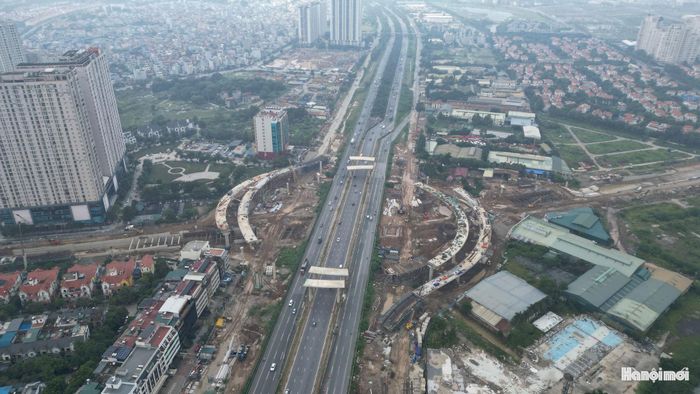 Từ trên cao, công trường nút giao Vành đai 3,5 - Đại lộ Thăng Long hiện lên với nhiều hạng mục đang được triển khai. Những tuyến đường, trụ cầu và khu vực hầm chui dần ghép thành một tổng thể nhiều tầng.