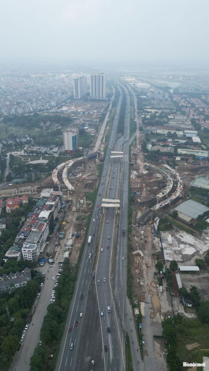 Dự án có tổng mức đầu tư hơn 2.380 tỷ đồng, được khởi công tháng 4-2025, nhằm tổ chức lại giao thông tại khu vực giao cắt giữa Vành đai 3,5 và Đại lộ Thăng Long.