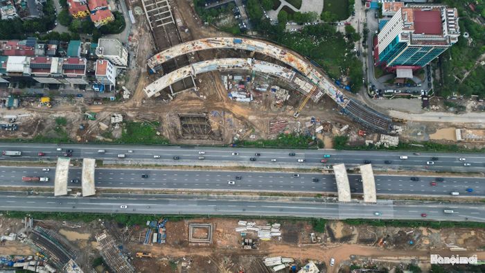 Công trình gồm 4 cầu nhánh được thiết kế theo dạng tuabin, tổng chiều dài hơn 2.300m. Mỗi cầu rộng khoảng 8,8m, đảm nhiệm các hướng rẽ trong nút giao.