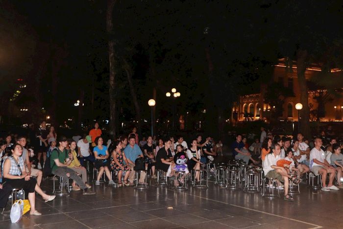Đông đảo người dân và du khách xem nghệ thuật tại không gian âm nhạc cộng đồng. Ảnh: SVHTTDL