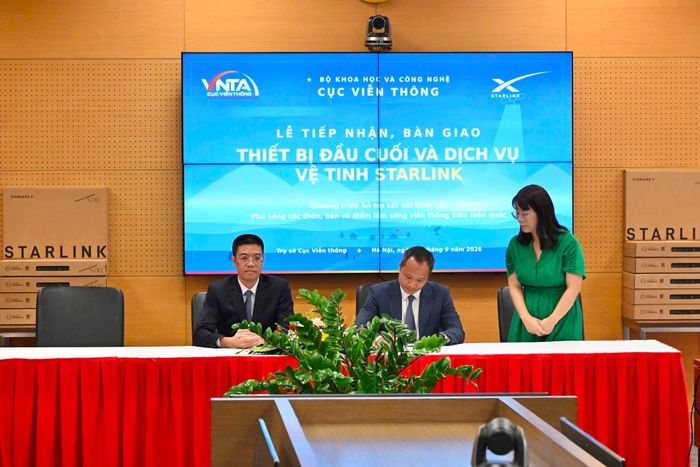Lãnh đạo Cục Viễn thông và Công ty TNHH Starlink Services Việt Nam tại lễ tiếp nhận, bàn giao thiết bị đầu cuối và dịch vụ ngày 11-9. Ảnh: V.H
