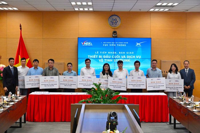 Bàn giao thiết bị Starlink cho đại diện các sở khoa học và công nghệ 13 tỉnh, thành phố ngày 11-9. Ảnh: V.H