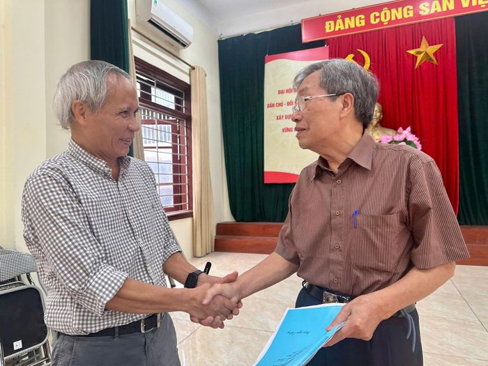 Ông Phạm Ngọc Chương (phải) thăm hỏi sức khỏe học viên câu lạc bộ. Ảnh: Bảo Lâm