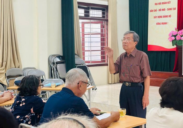 Bằng tri thức của một nhà giáo, ông Phạm Ngọc Chương nhiệt tình truyền dạy các phương pháp rèn luyện sức khỏe. Ảnh: Bảo Lâm