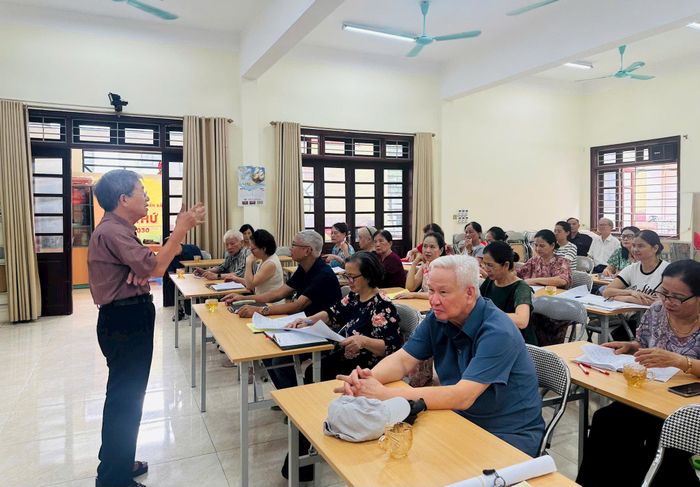 Ông Phạm Ngọc Chương trực tiếp hướng dẫn lớp thiền dưỡng sinh cho hội viên trên địa bàn phường Nghĩa Đô.