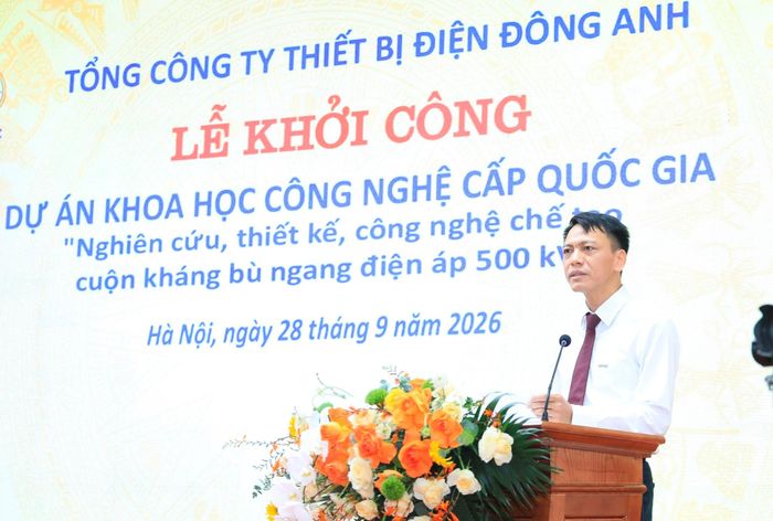 Tổng Giám đốc Tổng công ty Thiết bị điện Đông Anh Nguyễn Vũ Cường báo cáo tại buổi lễ. Ảnh Quang Thái