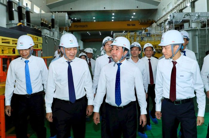 Bí thư Thành ủy Hà Nội Trần Đức Thắng và các đại biểu tham quan dây chuyền sản xuất, khu vực nghiên cứu - chế tạo và các trang thiết bị công nghệ của Tổng công ty Thiết bị điện Đông Anh. Ảnh Quang Thái