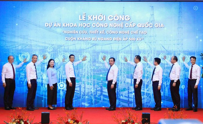 Bí thư Thành ủy Hà Nội Trần Đức Thắng và các đại biểu thực hiện nghi thức khởi công dự án. Ảnh Quang Thái