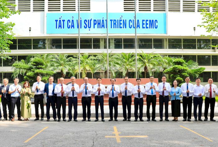 Bí thư Thành ủy Hà Nội Trần Đức Thắng và các đại biểu chụp ảnh lưu niệm tại trụ sở Tổng công ty Thiết bị điện Đông Anh. Ảnh Quang Thái