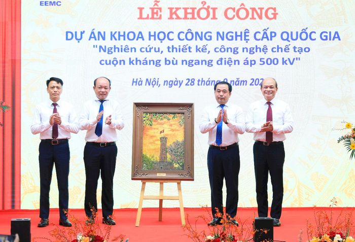 Bí thư Thành ủy Hà Nội Trần Đức Thắng tặng quà Tổng công ty Thiết bị điện Đông Anh. Ảnh Quang Thái