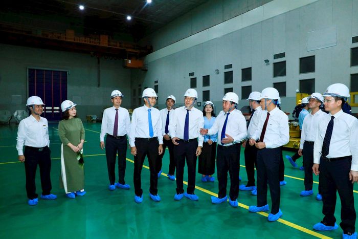 Bí thư Thành ủy Hà Nội Trần Đức Thắng và các đại biểu tham quan dây chuyền sản xuất, khu vực nghiên cứu - chế tạo và các trang thiết bị công nghệ của Tổng công ty Thiết bị điện Đông Anh. Ảnh Quang Thái