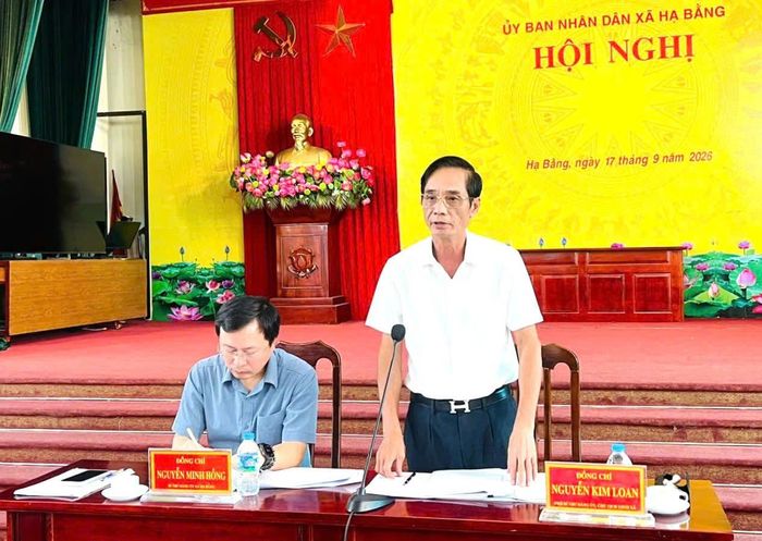 Đồng chí Nguyễn Kim Loan, Phó Bí thư Đảng ủy, Chủ tịch UBND xã Hạ Bằng đã có cuộc đối thoại với 25 hộ kinh doanh dịch vụ lưu trú vào ngày 21-9. Ảnh: Trang thông tin điện tử tổng hợp Đảng bộ thành phố Hà Nội.