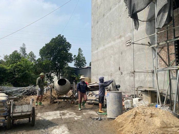Ngày 24-9, phóng viên ghi nhận công nhân hối hả thi công hoàn thiện công trình vi phạm. Ảnh: Vũ Cường.